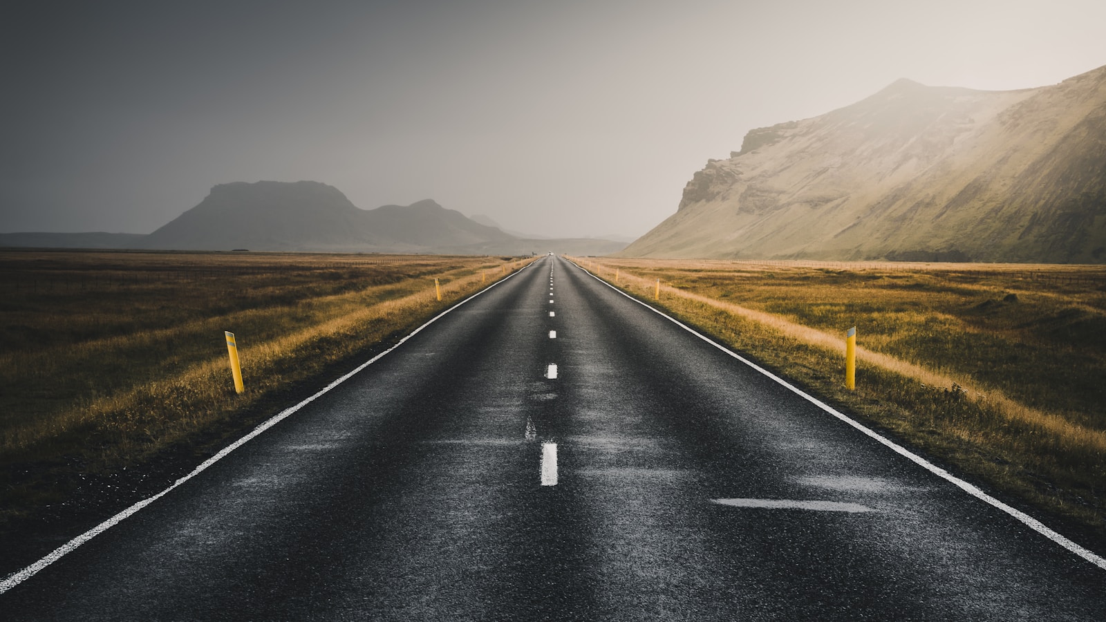 夜の都市に広がる青いライトトレイル