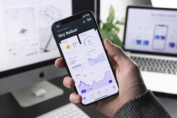 スマートフォンと広告運用画面のイメージ